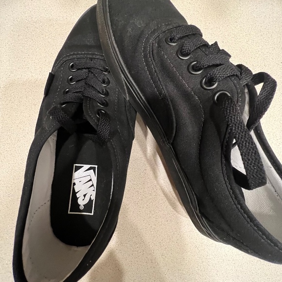 VANS Size 8 low top shoes - Picture 5 of 7